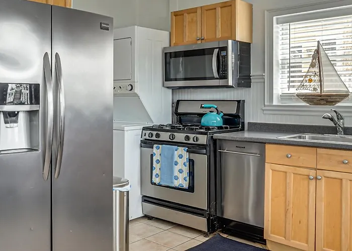Gloucester Large 2-Room Studio, Full Kitchen, Deck
