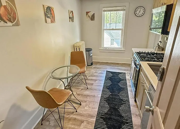 Beautiful Top Floor Unit In Downtown Woodstock!