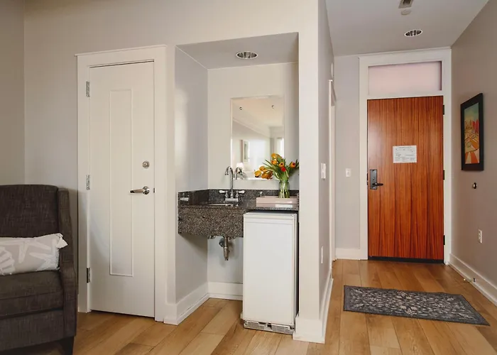 Charming Captain Suite 204 In Bay Harbor, Perfect For Couples With A Cozy Vibe.