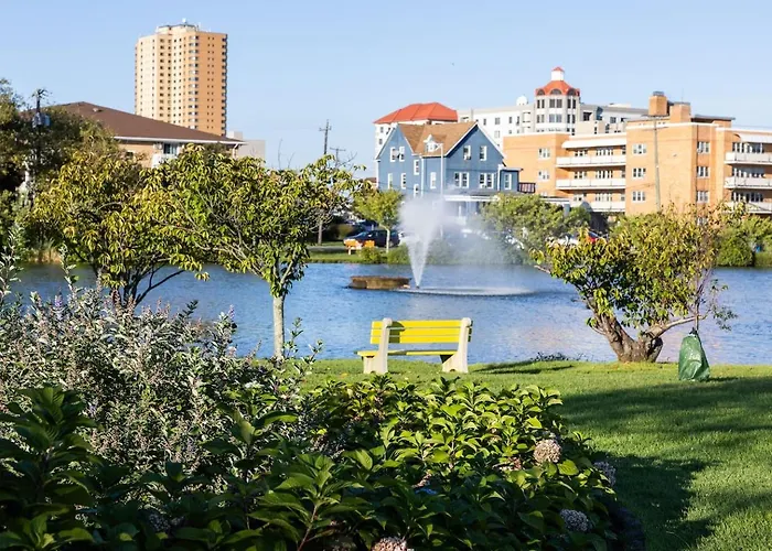 2 Blocks To The Beach- Pet Friendly With Parking!