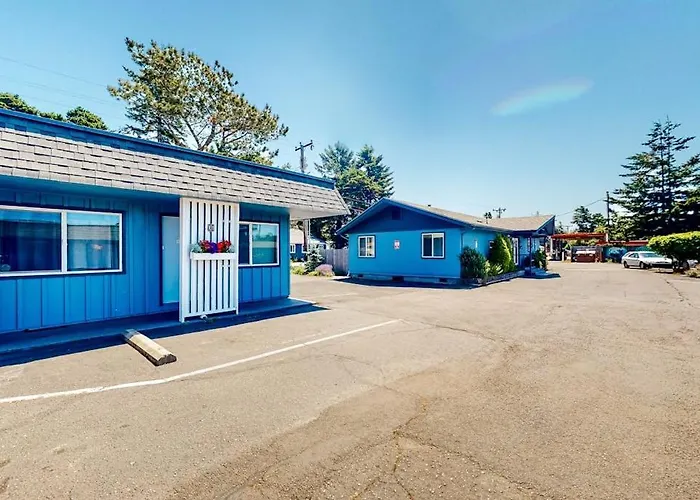 Retro Getaway Near Beach With Fast Wifi - Walk To Downtown Shops & Eateries