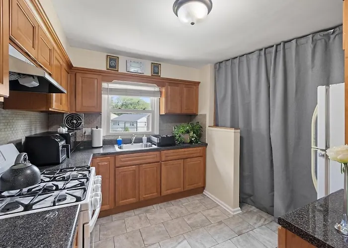 Elegant 2 Bedroom Apt With Free Parking On 2Nd Floor