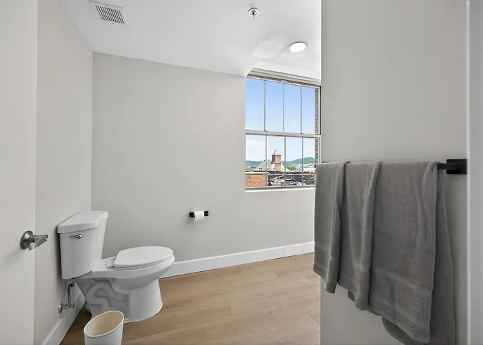 Elegant 2Br Apartment With Updated Kitchen