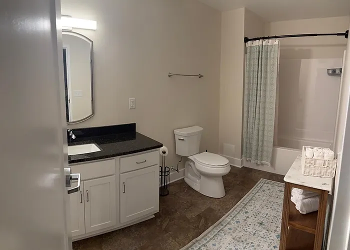 Newly Renovated Apartment With King Bed And Free Parking