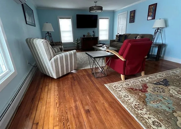 Comfy 2 Bedroom Apartment Close To Lake Erie