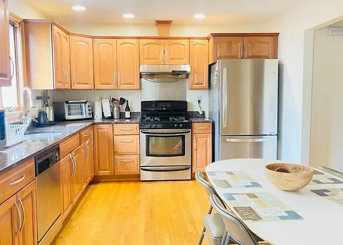 Large 3 Bedrooms Family Home With 10-Mins Walk To Red Line