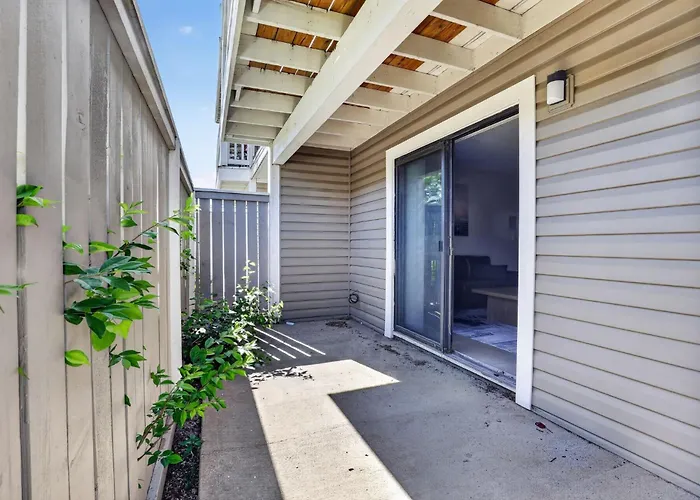 Bright 2Br Apartment Near Kansas City