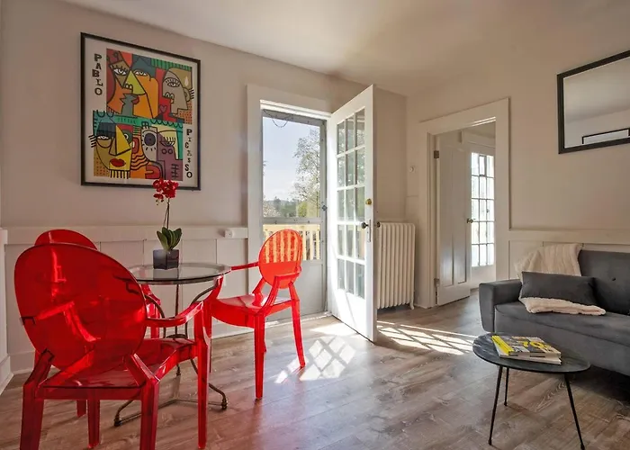 Colorful Modern Hideaway In Downtown Woodstock