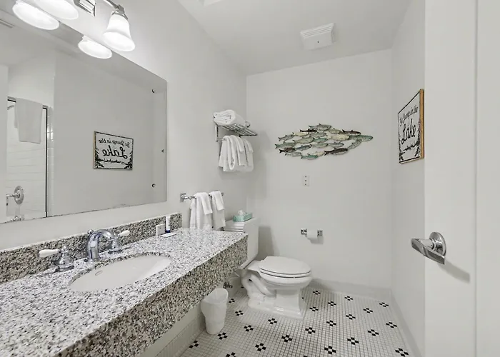 Captain'S Lakeview Suite 419 In Bay Harbor Offers Stunning Views And Modern Comforts.