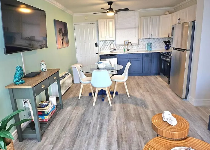 Gulf Breeze Studio - Bonita Beach Getaway