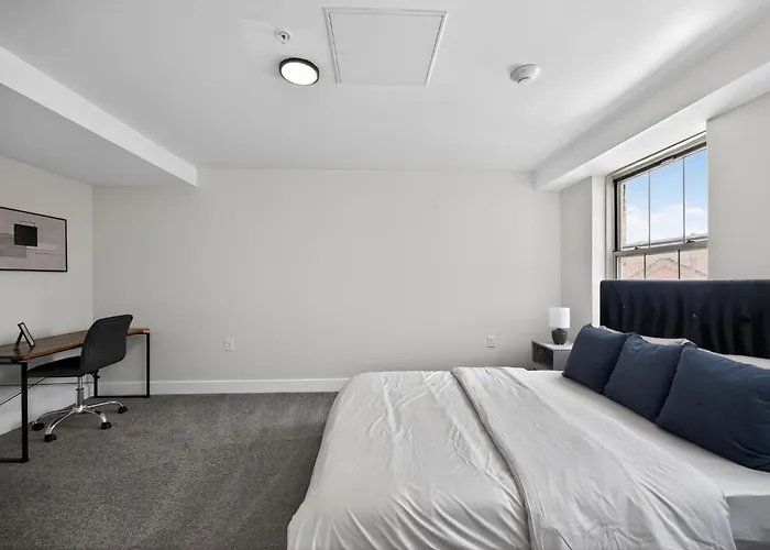 Contemporary 2Br Near Dining And Transit