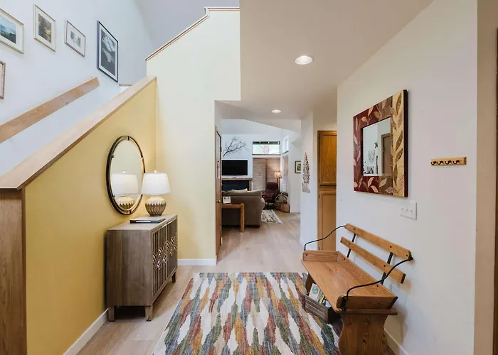 3Br Townhouse Near Sharc & Village - Dog Friendly