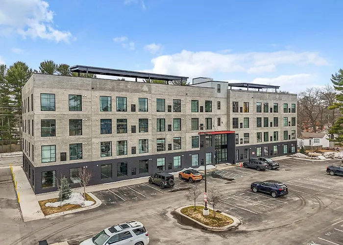 Hot Tub, Downtown Nearby, Book Now For Summer 2026!