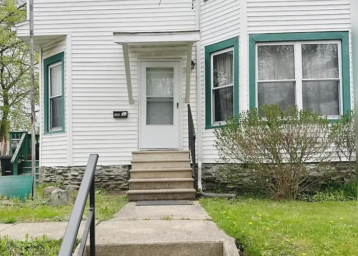 Historic Lake Retreat Downtown Conneaut