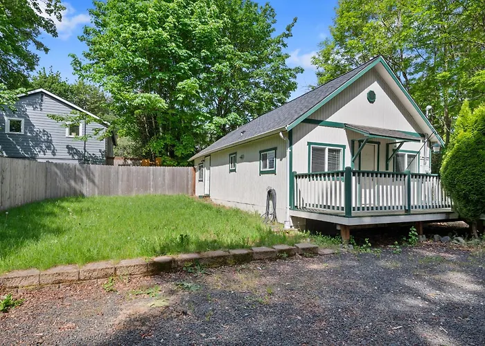 Cozy Bremerton Cottage With Loft With Attic Space