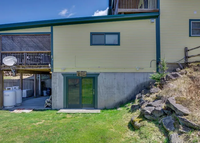 White Mountains Escape! Shared Patio + Yard