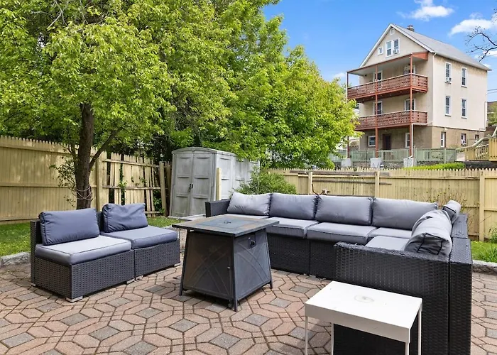 Retro 3Br Walkup Apt And Shared Yard And Parking