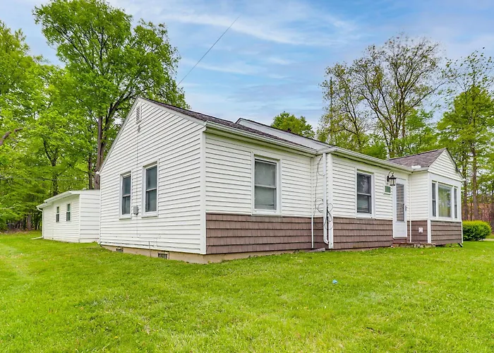 Farmington Hills Home W/ Yard, Pets Welcome!