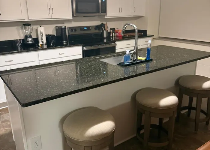 Newly Renovated Apartment With King Bed And Free Parking