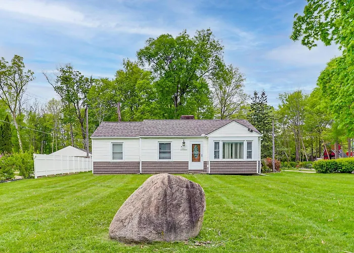 Farmington Hills Home W/ Yard, Pets Welcome!