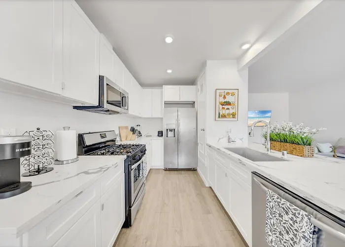 One Lux Stay Coastal 2Br Retreat Near The Beach
