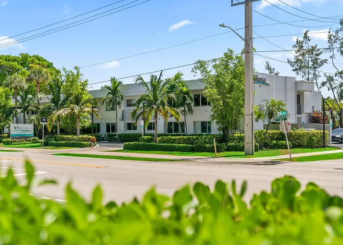 King Suite, Private Beach Path, Pool & Hot Tub