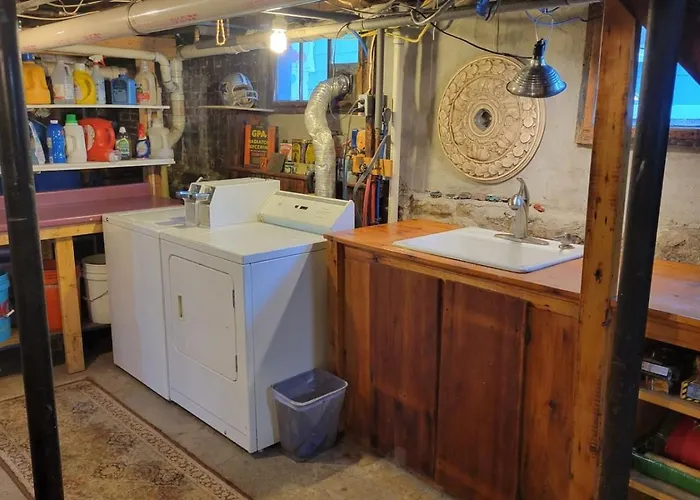 Enjoy The Good Life. Free Parking, Ac In Bedroom.
