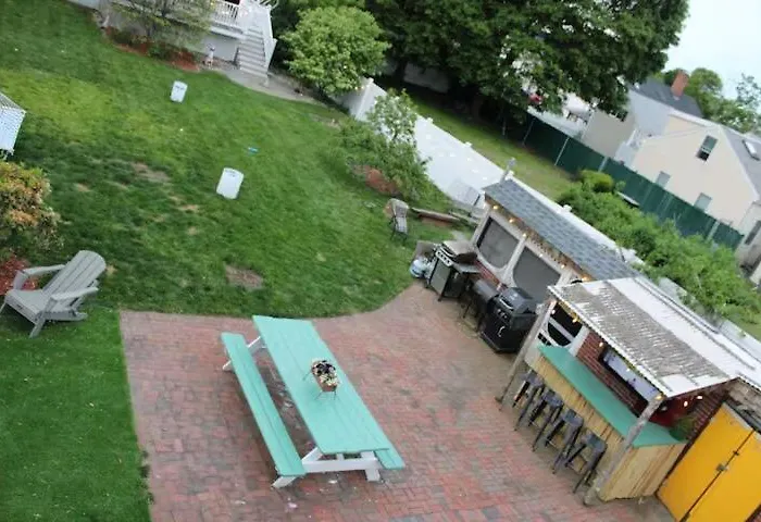The Thomas Honeycomb Inn With Tiki Bar And Roof Deck