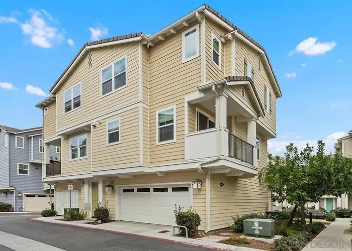 Walk To The Beach & Easy Scenic Drive To Coronado 2-Bedroom Townhome