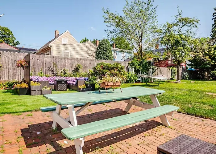 The Thomas Honeycomb Inn With Tiki Bar And Roof Deck