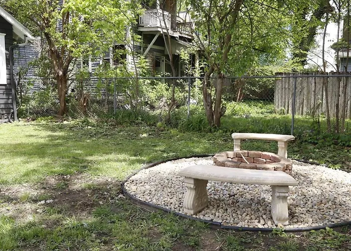 Modern 2Br Upstairs Unit - Sleeps 4 • Free Parking