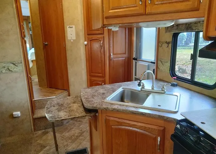 32Ft Cozy Camper On 7 Acres, Pond