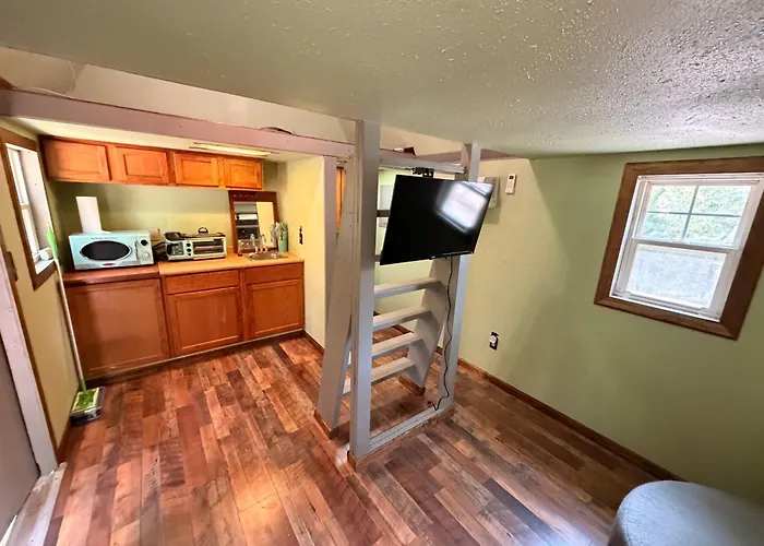 Private Cabin Near Table Rock Lake! Room