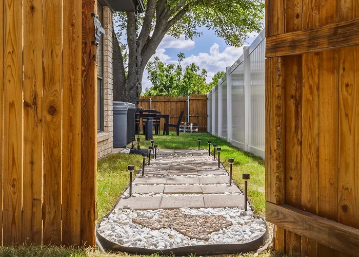 The Garland Hideaway-Hot Tub & Arcade