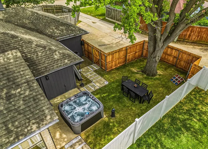 The Garland Hideaway-Hot Tub & Arcade