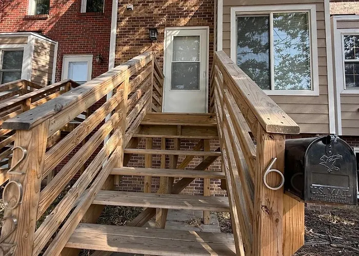 Nicely Updated 3 Bed Townhouse, Free Parking Unit 6