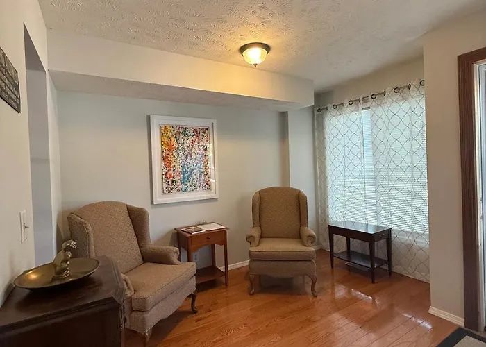 Nicely Updated 3 Bed Townhouse, Free Parking Unit 6