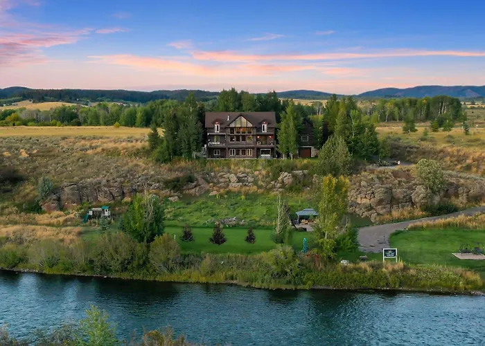 Stonefly Lodge - Riverfront Luxury, Sleeps 30, Hot Tub, Game Rooms