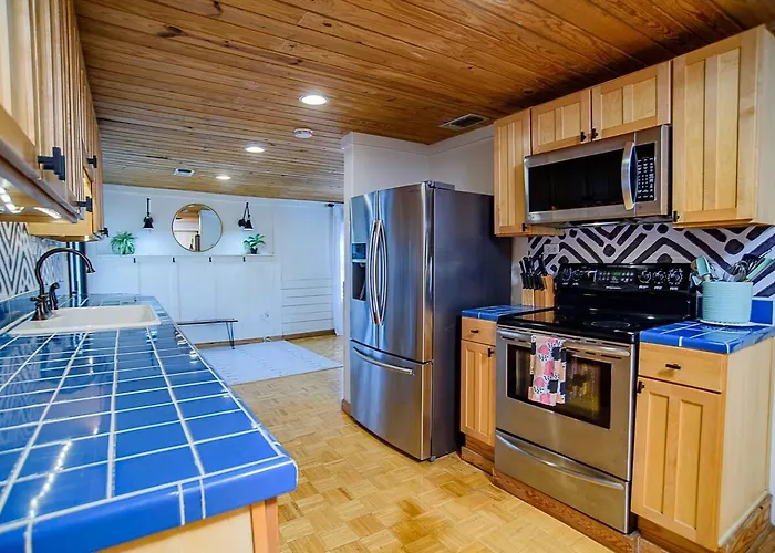 Waterfront Retreat • Hot Tub • Kayaks • Pets Ok