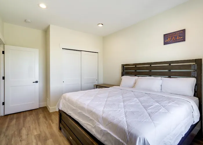 Updated Family Home W/ Patio In Brighton