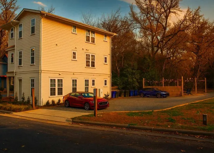 Top Level, Chill Vibe, Fenced, Walk Downtown, Pets