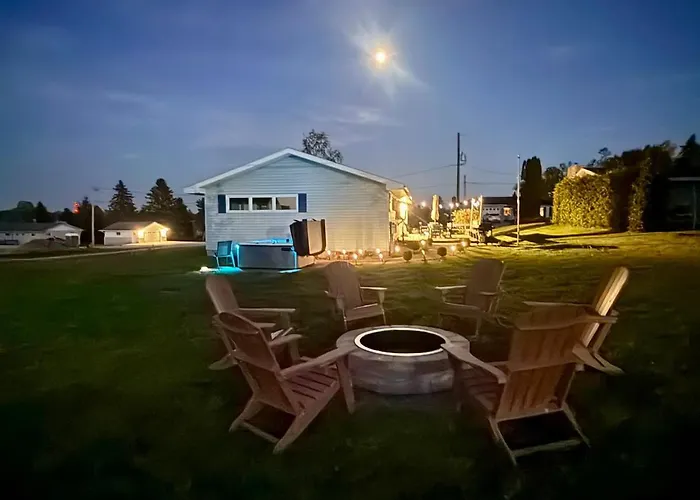 Riverfront Cottage, Firepit, Hot Tub Near Mackinac
