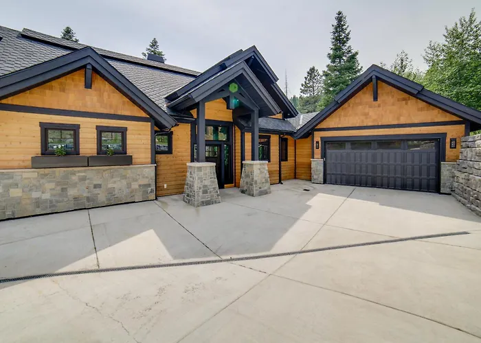Brand-New Luxury Estate With Expansive Mtn Views!