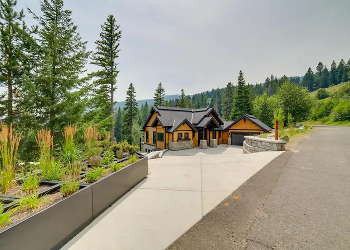Brand-New Luxury Estate With Expansive Mtn Views!