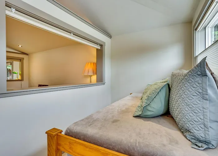Walk Everywhere! Friday Harbor Home W/ Patio