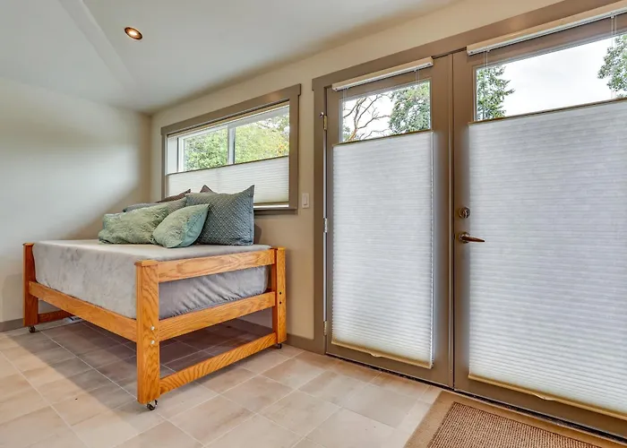 Walk Everywhere! Friday Harbor Home W/ Patio