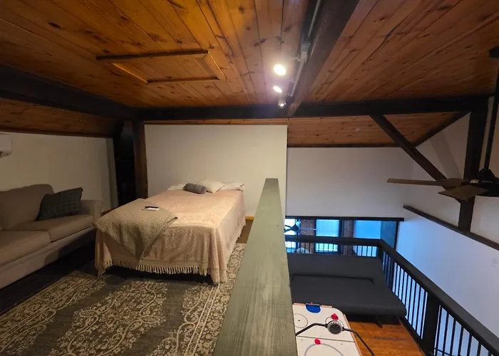 The Loft Sleeps 6 Includes Fully Equipped Kitchen, Washer, Dryer, Heat, And Air Conditioning