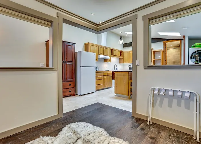 Walk Everywhere! Friday Harbor Home W/ Patio
