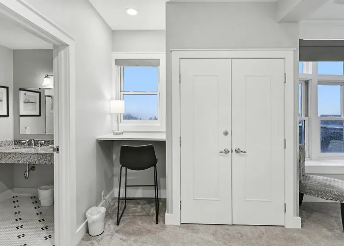 Modern Bliss 466: Luxurious 3Br Condo In Bay Harbor With Stunning Lake Views.