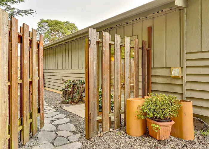 Walk Everywhere! Friday Harbor Home W/ Patio